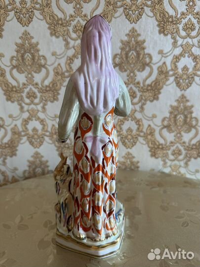 Фарфоровая статуэтка 