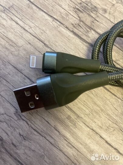 Зарядный шнур на iPhone