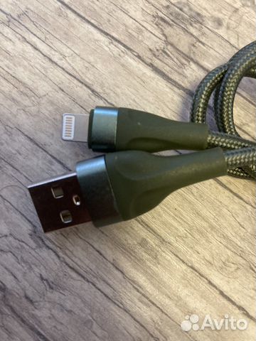 Зарядный шнур на iPhone