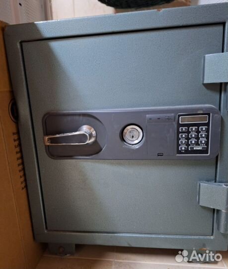 Сейф металлический