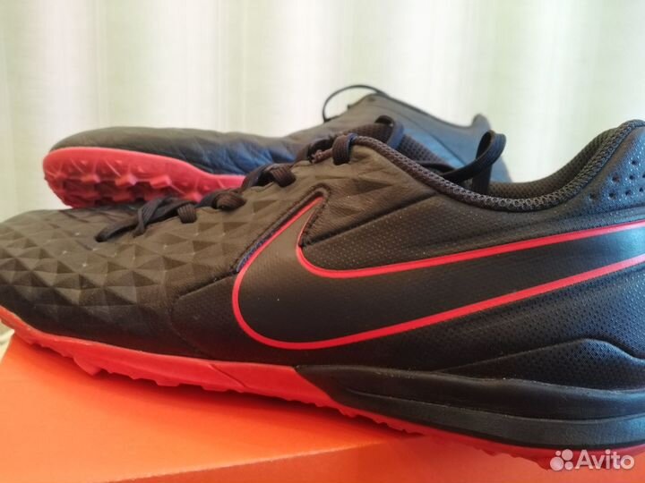 Футбольные кроссовки