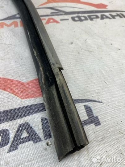 Уплотнитель стекла двери задний левый Peugeot 307