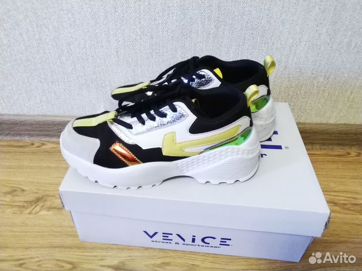 Кроссовки для девочки подростка