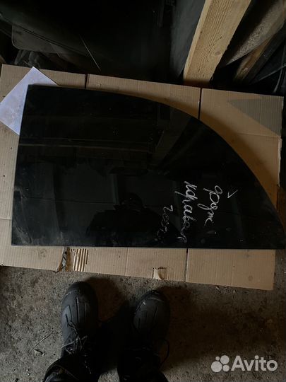 Стекло собачника левое Dodge Caravan 2002г