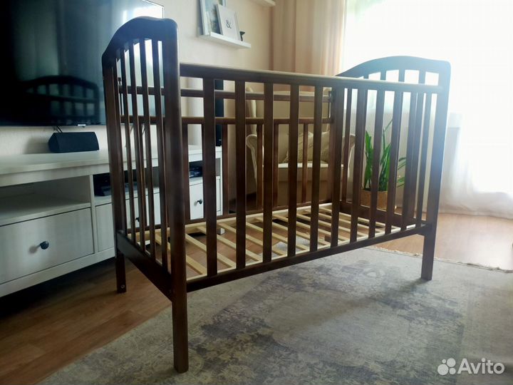 Детская кроватка с маятником