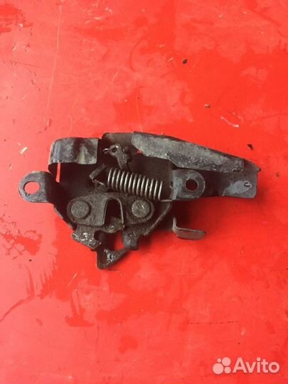 Замок капота Toyota Corolla E120