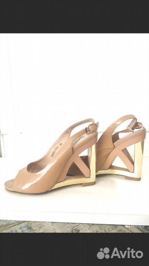Босоножки бежевые лаковые Vasconte на танкетке 36