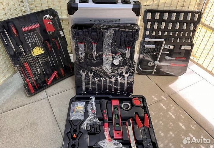 Набор инструментов в чемодане