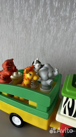 Игрушка паровозик с животными