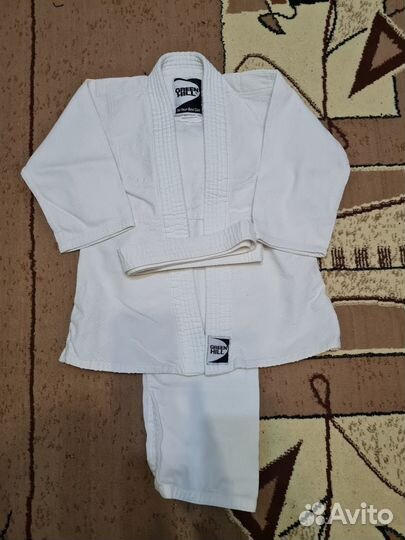 Перчатки, шлем, наколенники и кимано