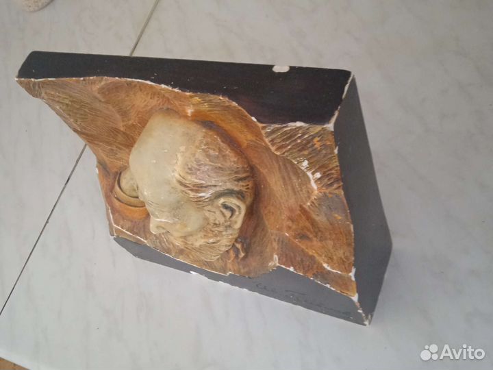 Горельеф бюст 