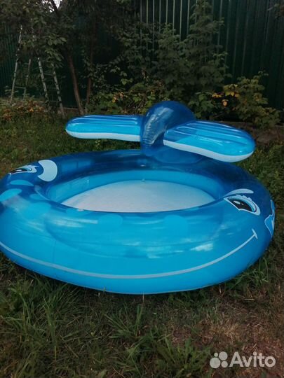 Надувной детский бассейн Кит с фонтаном Intex