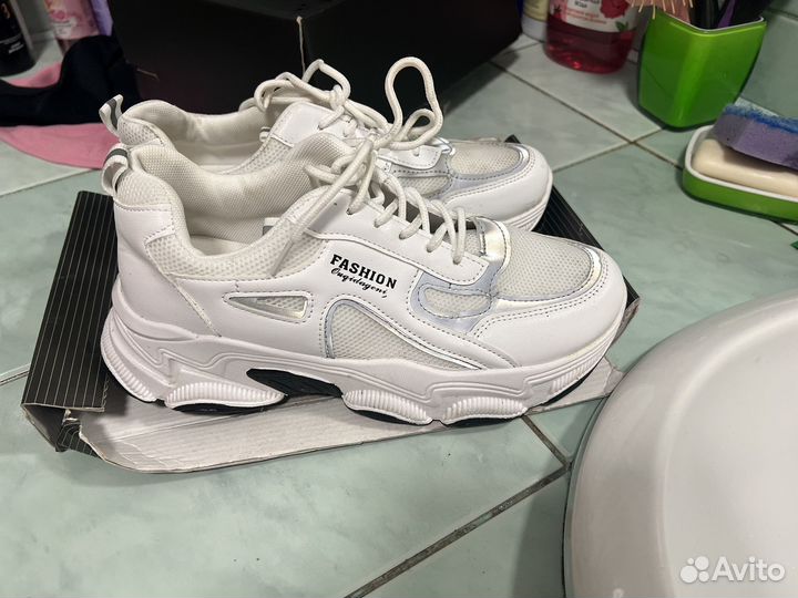 Кроссовки женские