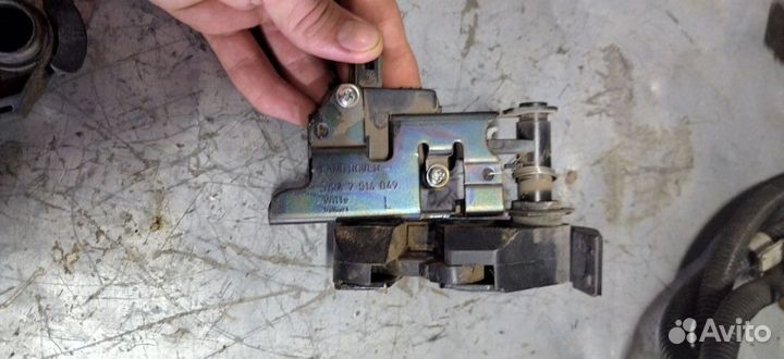 Замок багажника левый Range Rover 3