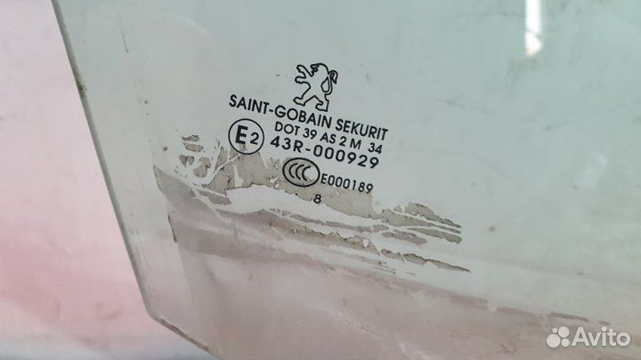 Стекло двери переднее правое Peugeot 308 4B