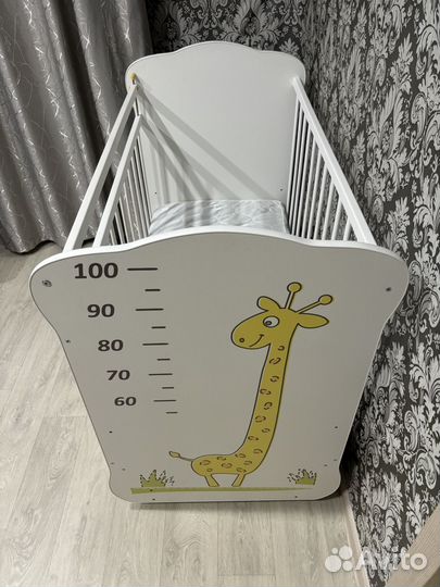 Детская кроватка с маятником и ящиком