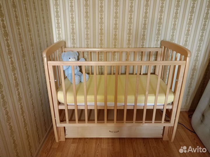 Детская кроватка с маятником