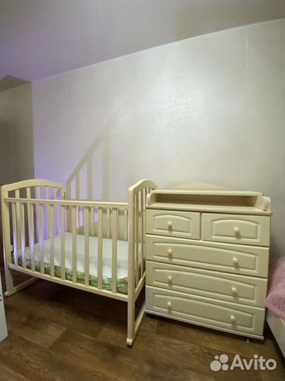 Детская кроватка и пеленальный комод