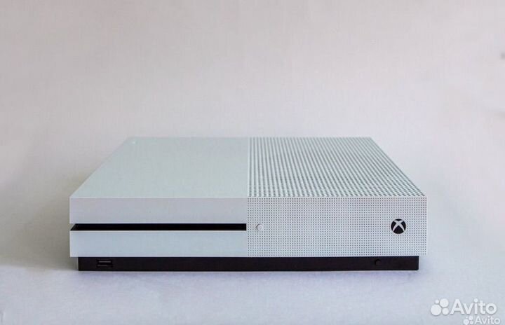 Xbox One S 500 gb + 500 игр