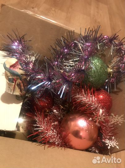 Елочные игрушки и гирлянды