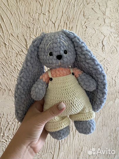 Вязаный зайчик в платье