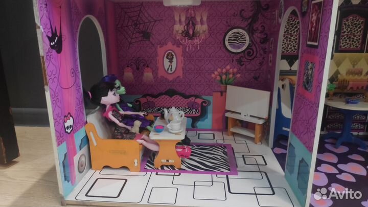 Большой кукольный домик с мебелью
