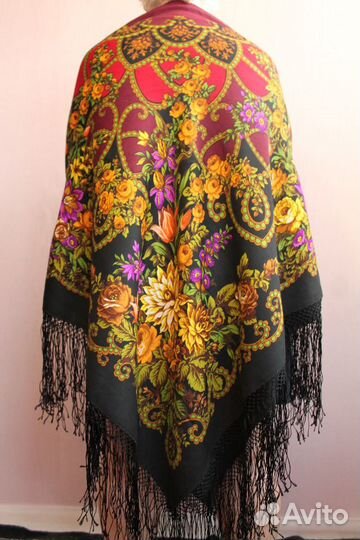 Платок из уплотнённой шерстяной ткани с кистями