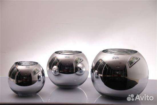 Белая стеклянная ваза шар