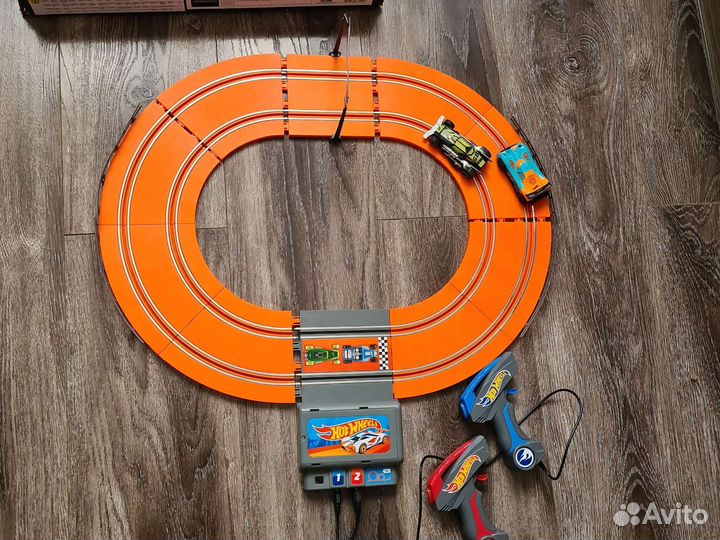 Игровой набор с треком Hot Wheels