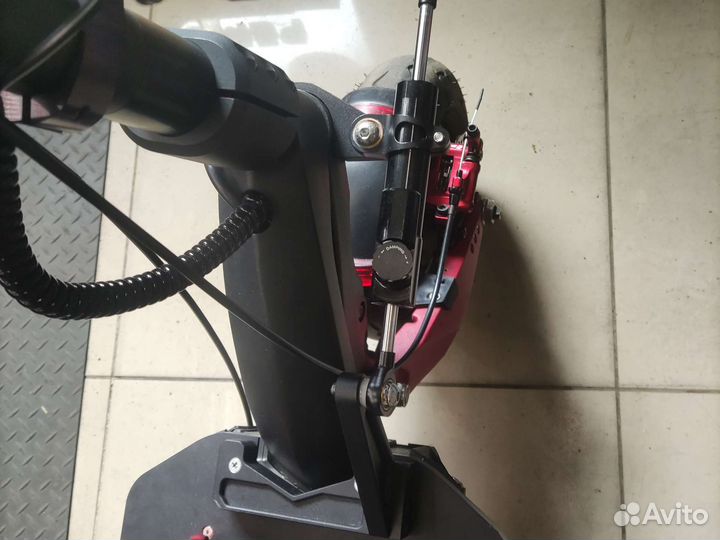 Демпфер руля для самоката Куго g1 под правую ногу