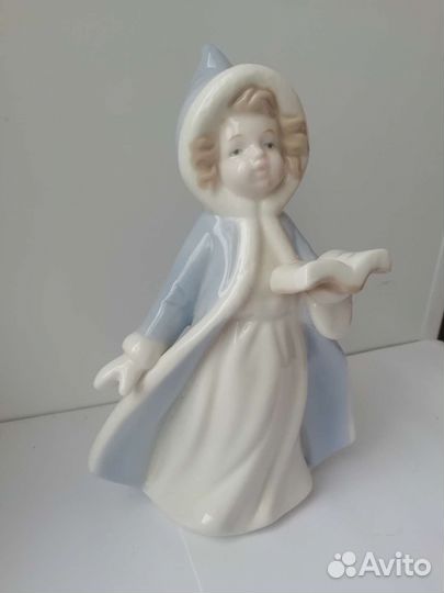 Статуэтка девочка с книгой