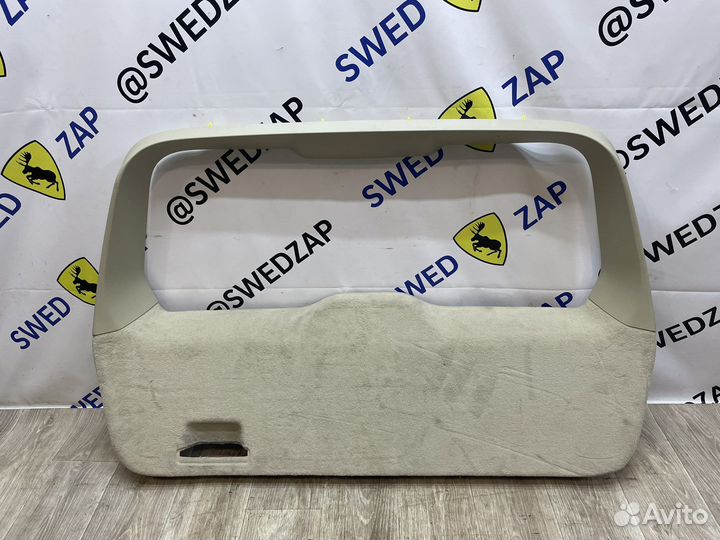 Обшивка двери багажника Volvo xc70 белая