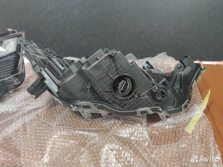 Фары Левая - Правая Toyota RAV4 2022 Оригинал