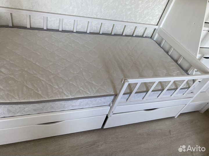 Двухэтажная кровать с матрасами