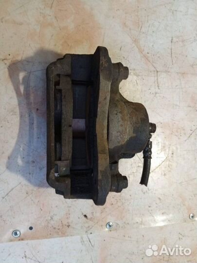 Суппорт тормозной передний правый Mitsubishi