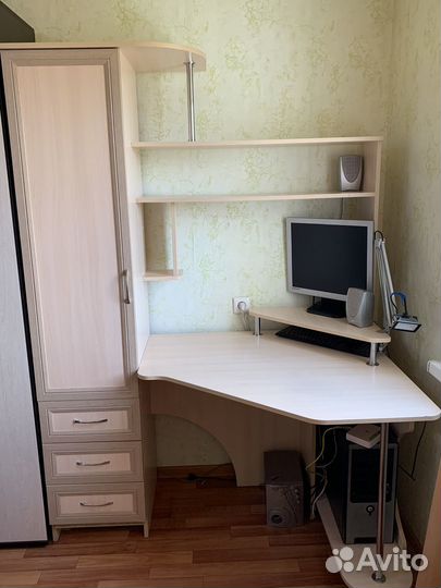 Компьютерный стол с пеналом