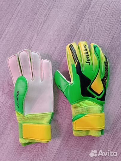 Вратарские перчатки футбольные