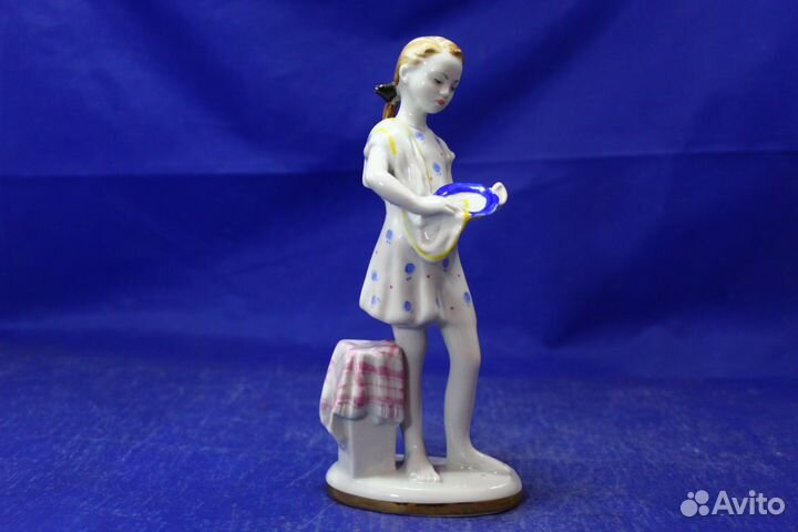 Фарфоровая статуэтка Юная помощница дежурная Девоч
