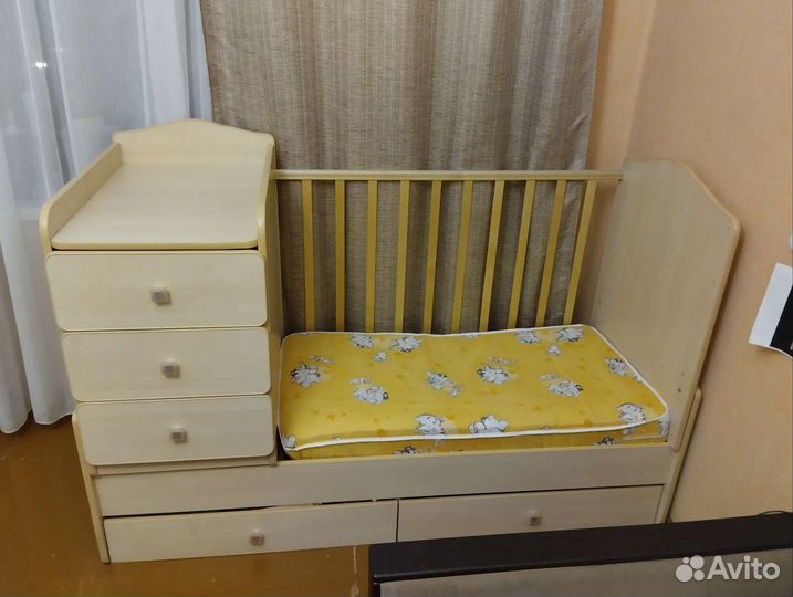 Детская кровать с пеленальным столиком