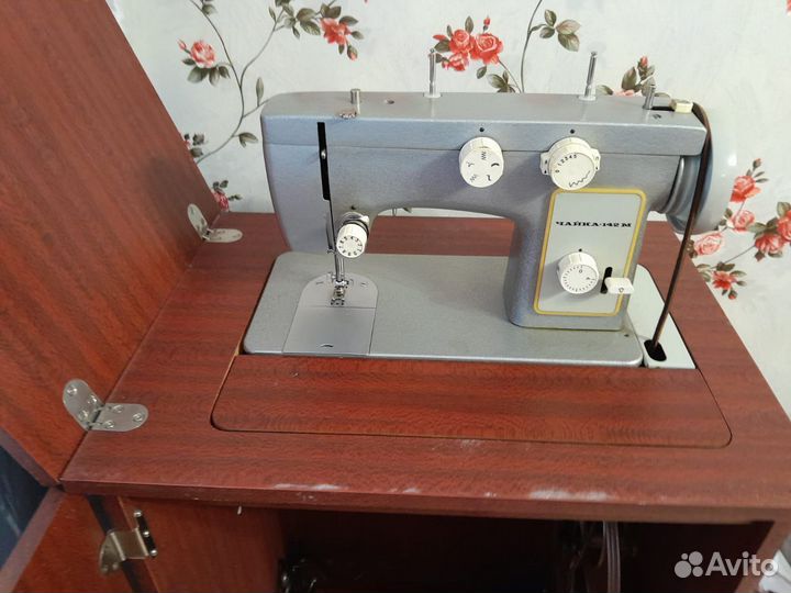Швейная машина Чайка 142м