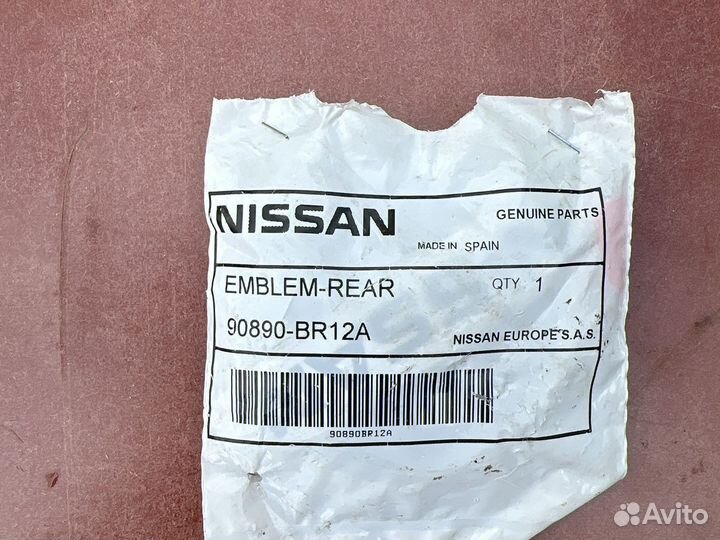 Эмблема крышки багажника Nissan Кашкай