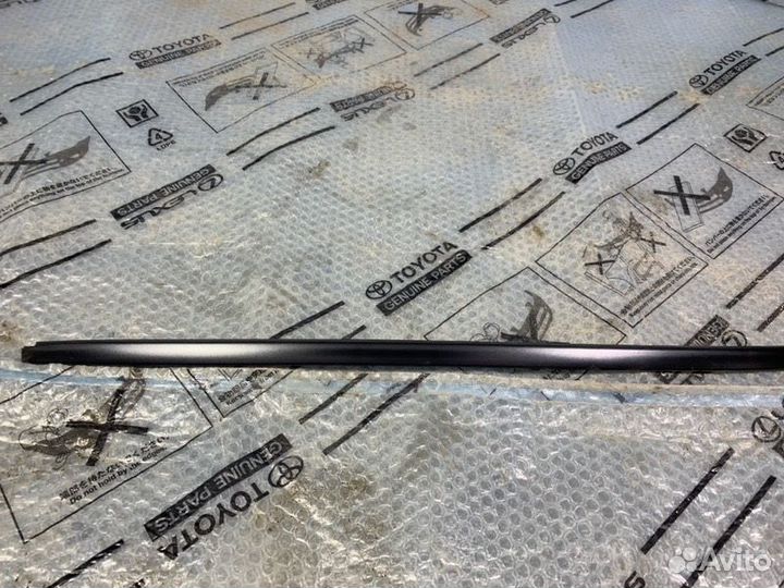 Молдинг лобового стекла правый Toyota Land Cruiser