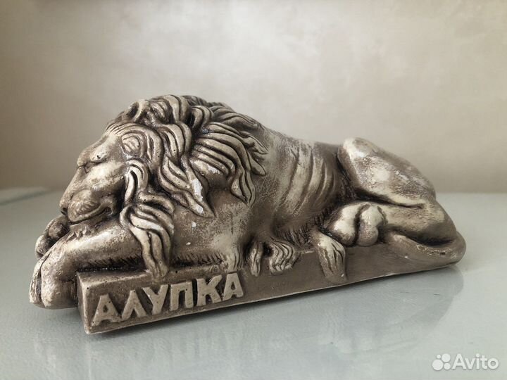 Керамика, дерево и сувениры разных стран