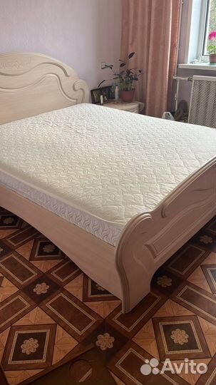 Кровать двуспальная с матрасом