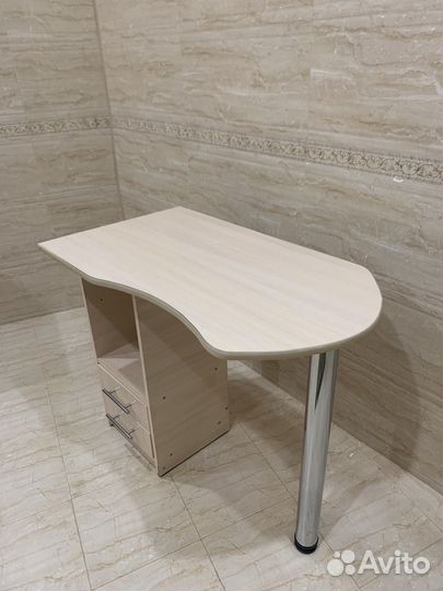 Маникюрный стол