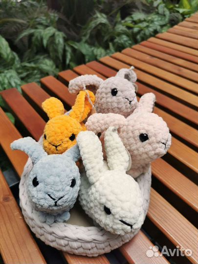 Кролик вязаная игрушка из плюшевой пряжи