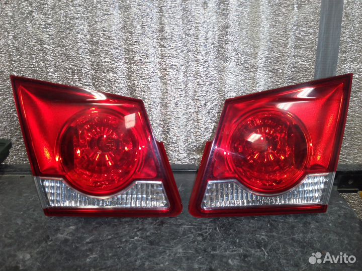 Фонарь задний в крышку багажника седан