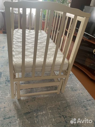 Детская кроватка с маятником