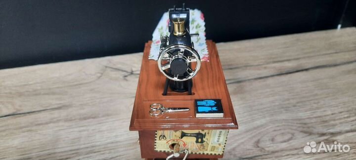 Музыкальная шкатулка швейная машинка