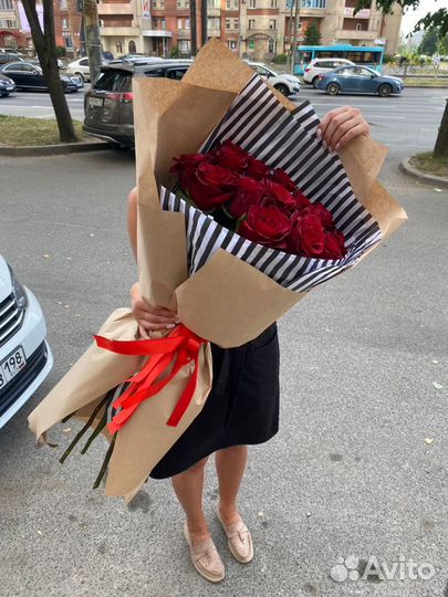 Букет красных роз в крафте